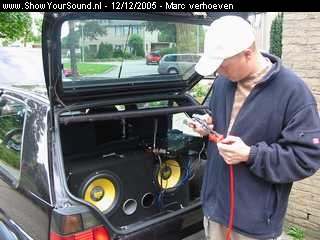 showyoursound.nl - Golf 2 GTI - marc verhoeven - SyS_2005_12_12_0_40_39.jpg - johny even de kabels aansluiten :)